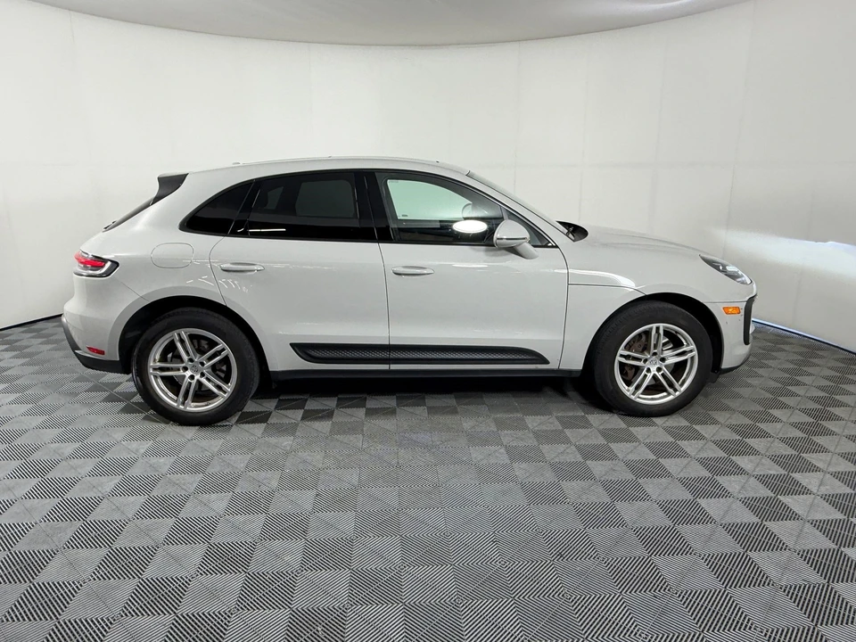 2022 Porsche Macan - Image 9 of 31