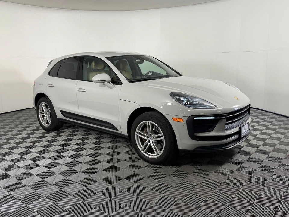 2022 Porsche Macan - Image 8 of 31