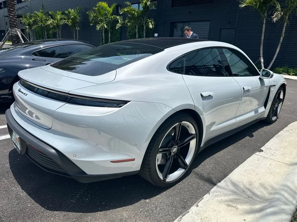 2022 Porsche Taycan 4S - Image 5 of 6