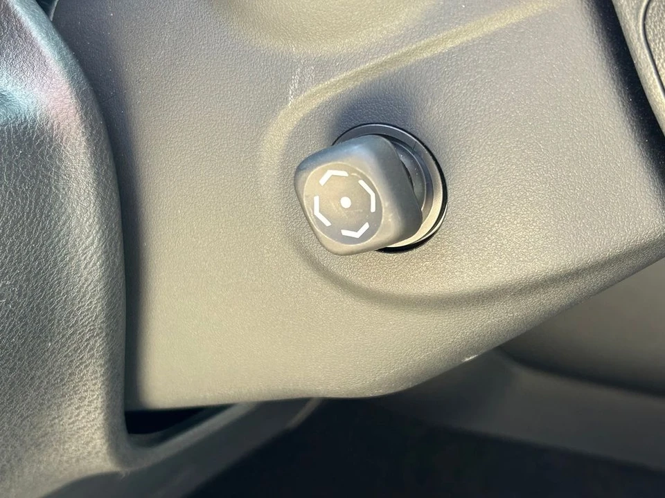 2023 Lexus IS 3rd Gen - Image 27 of 31