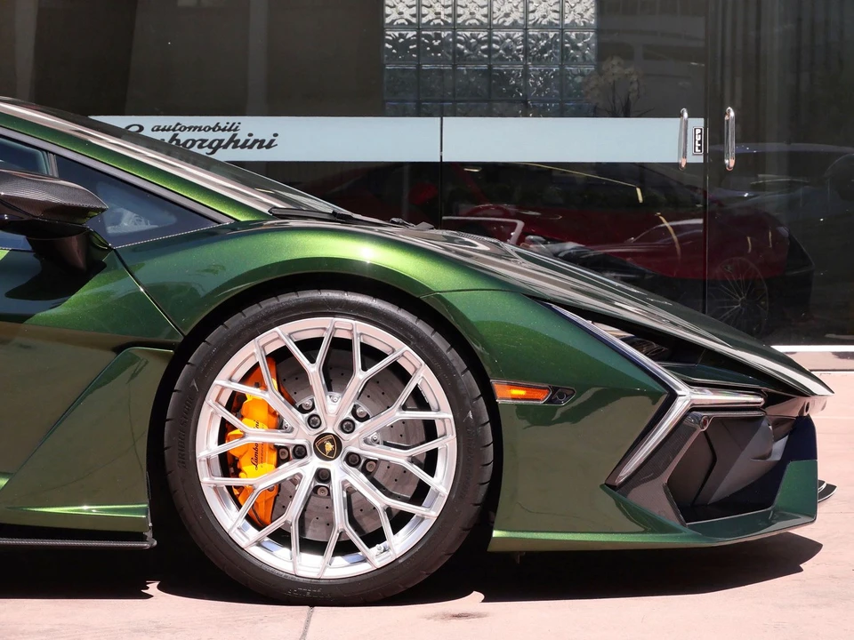 2025 Lamborghini Revuelto - Image 9 of 31