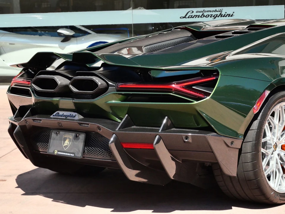 2025 Lamborghini Revuelto - Image 26 of 31