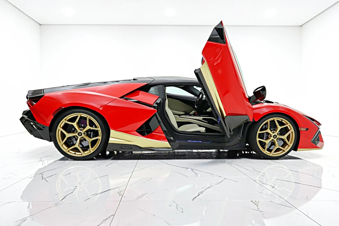 2025 Lamborghini Revuelto - Image 15 of 31