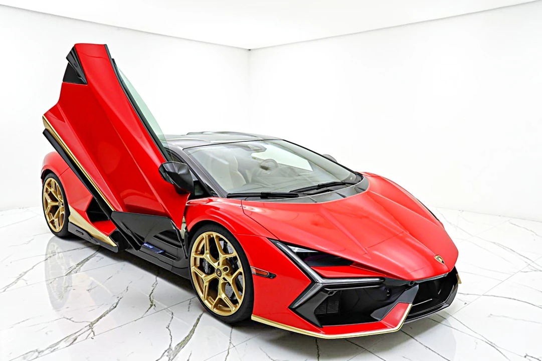 2025 Lamborghini Revuelto - Image 17 of 31