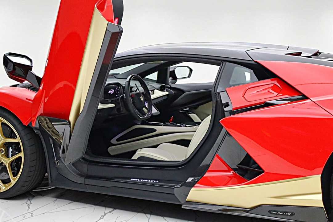 2025 Lamborghini Revuelto - Image 6 of 31