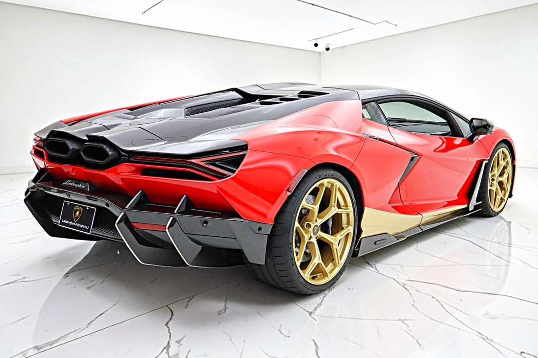 2025 Lamborghini Revuelto - Image 12 of 31