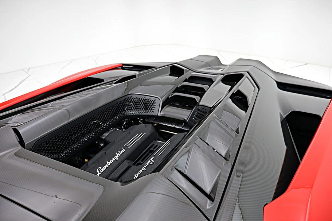 2025 Lamborghini Revuelto - Image 19 of 31