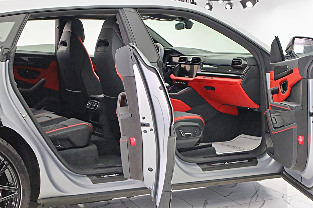 2025 Lamborghini Urus SE - Image 12 of 31