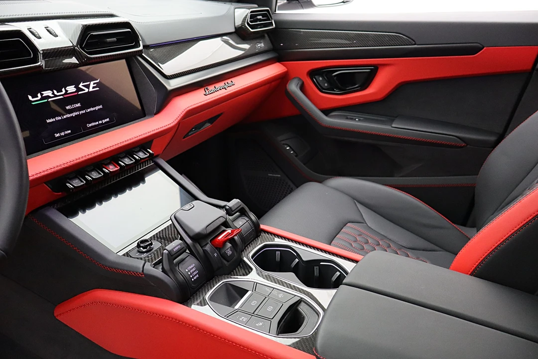 2025 Lamborghini Urus SE - Image 23 of 31