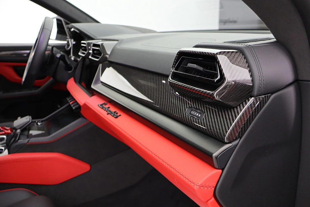 2025 Lamborghini Urus SE - Image 29 of 31