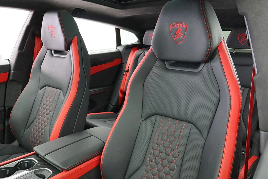 2025 Lamborghini Urus SE - Image 24 of 31