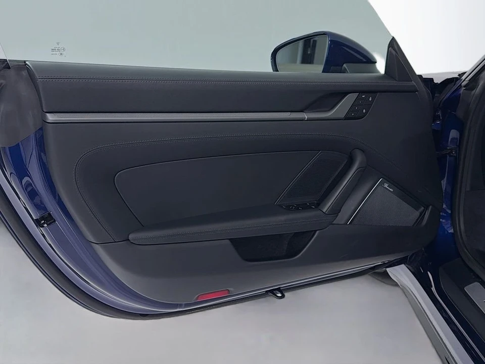 2025 Porsche 911 - Image 15 of 31