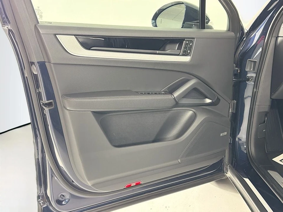 2025 Porsche Cayenne - Image 11 of 31
