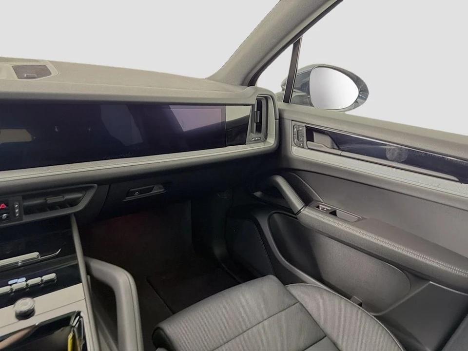 2025 Porsche Cayenne - Image 25 of 31