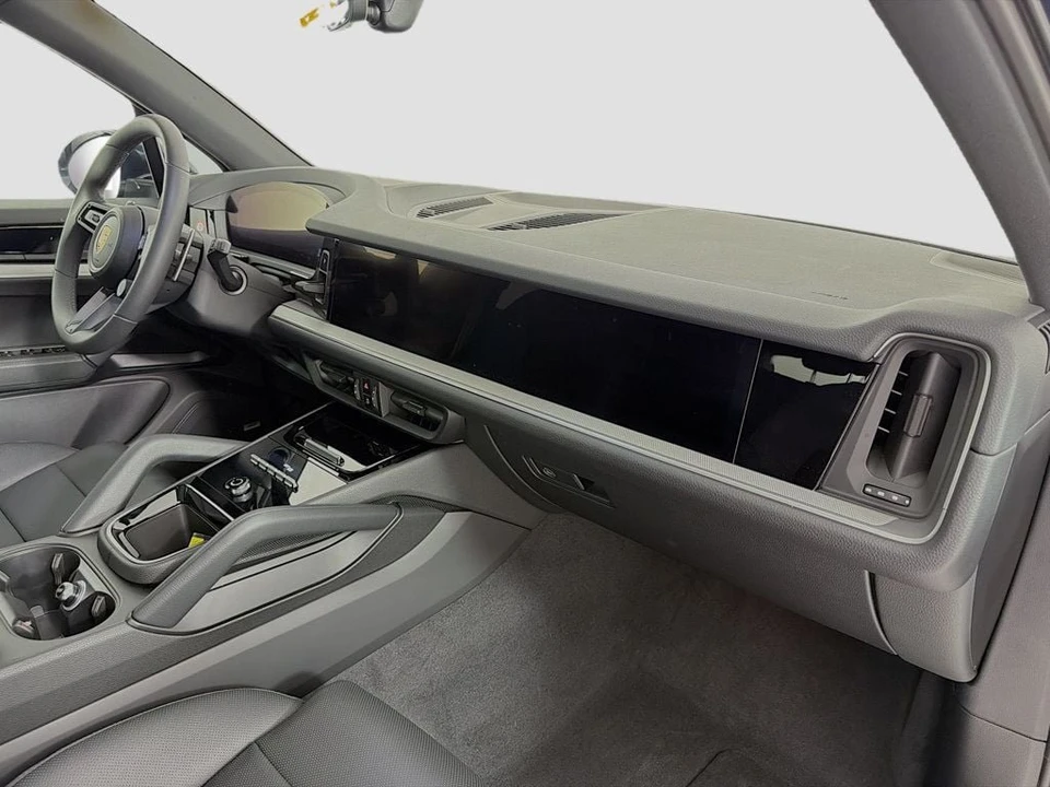 2025 Porsche Cayenne - Image 30 of 31