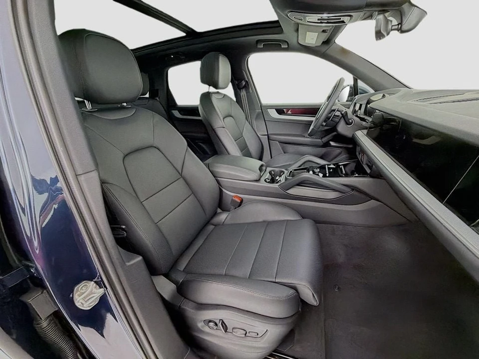2025 Porsche Cayenne - Image 29 of 31