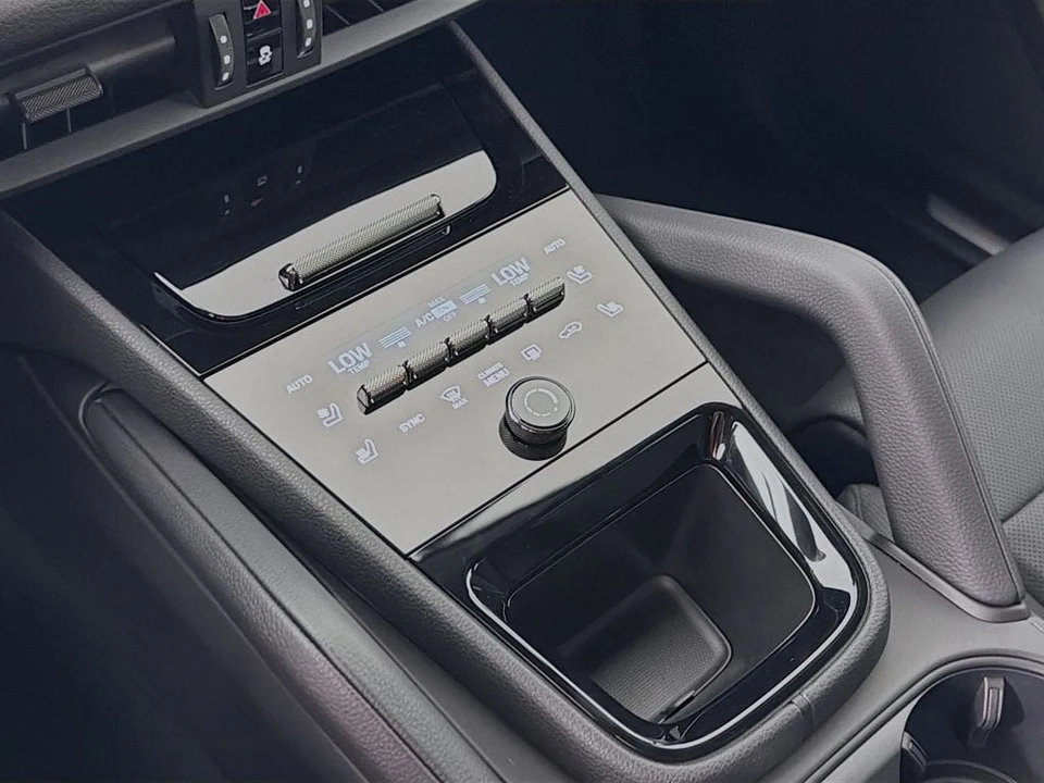 2025 Porsche Cayenne - Image 20 of 31