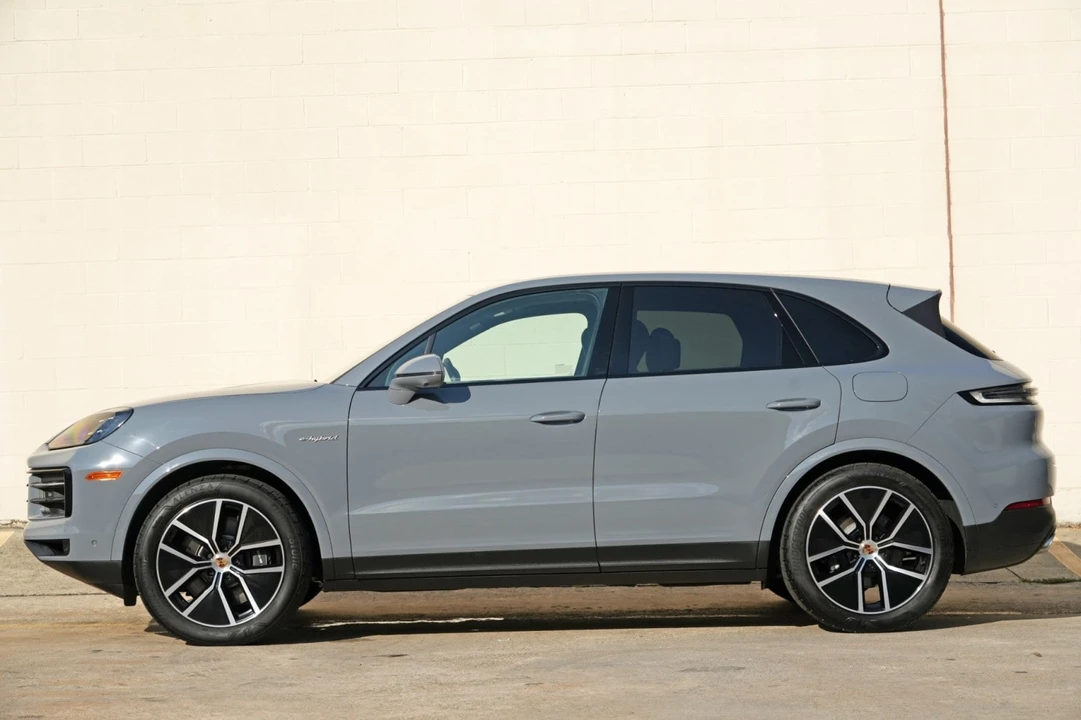 2025 Porsche 9Y0/9Y3 Cayenne - Image 9 of 31