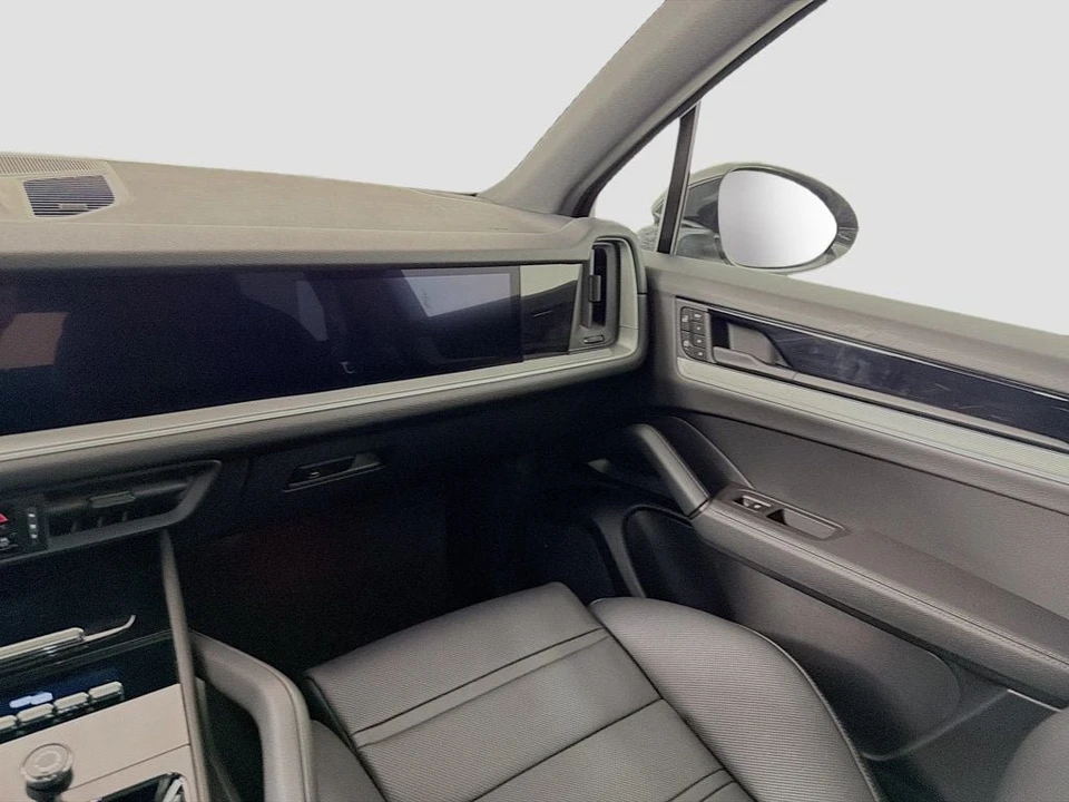 2025 Porsche Cayenne - Image 27 of 31