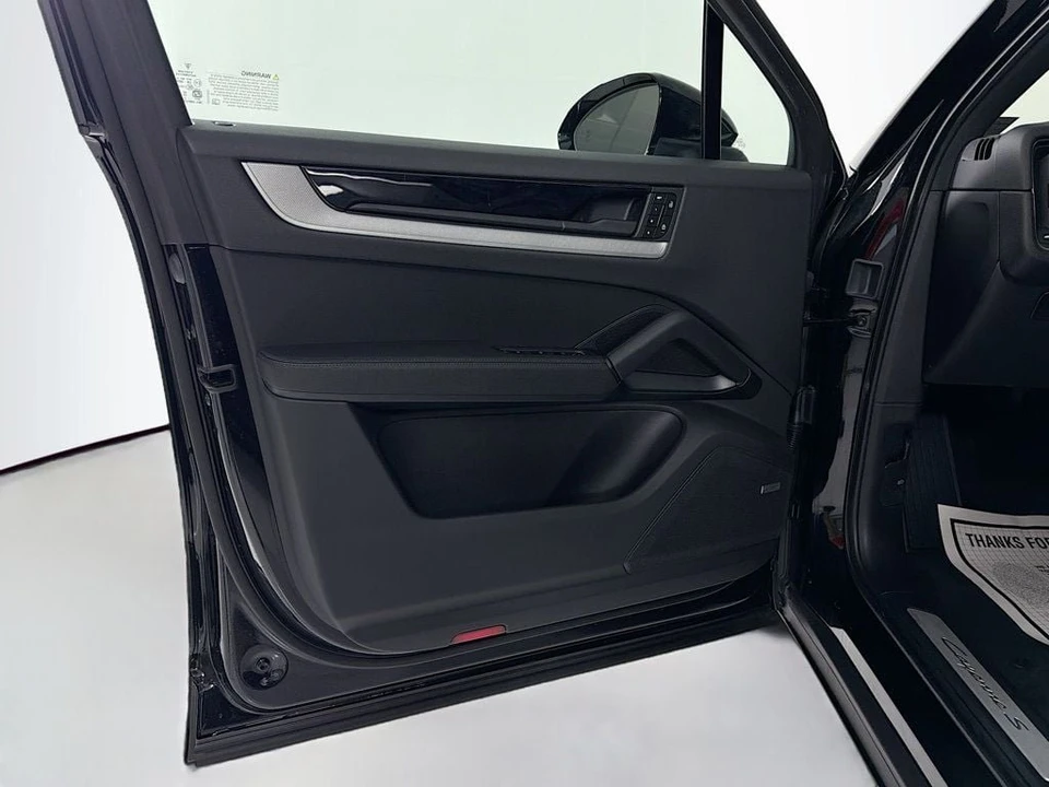 2025 Porsche Cayenne - Image 12 of 31