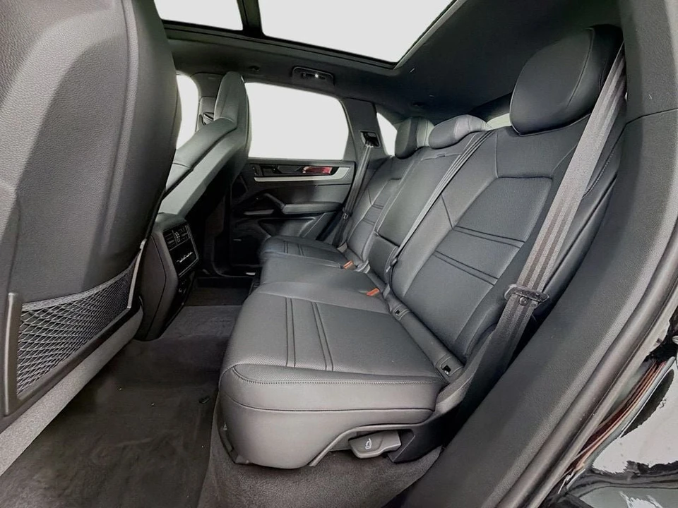 2025 Porsche Cayenne - Image 25 of 31