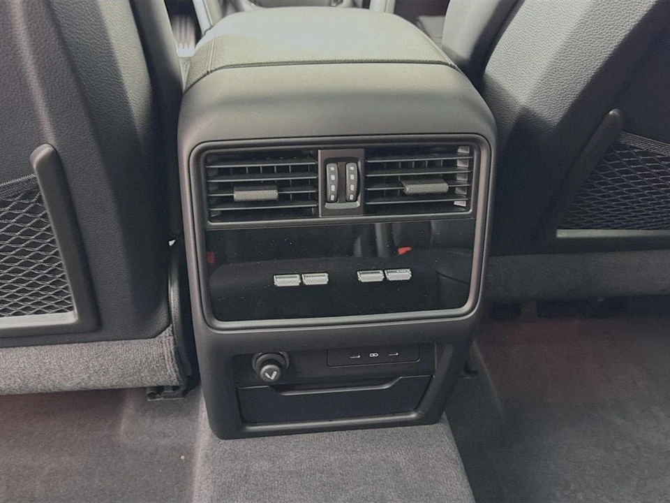 2025 Porsche Cayenne - Image 29 of 31