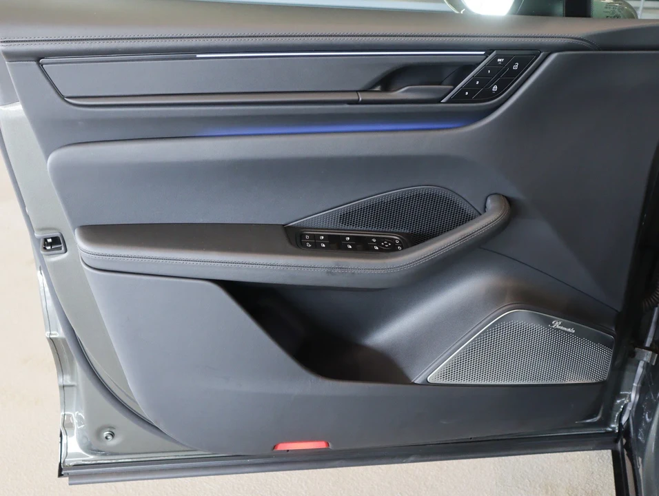 2025 Porsche Macan Electric - Image 20 of 27