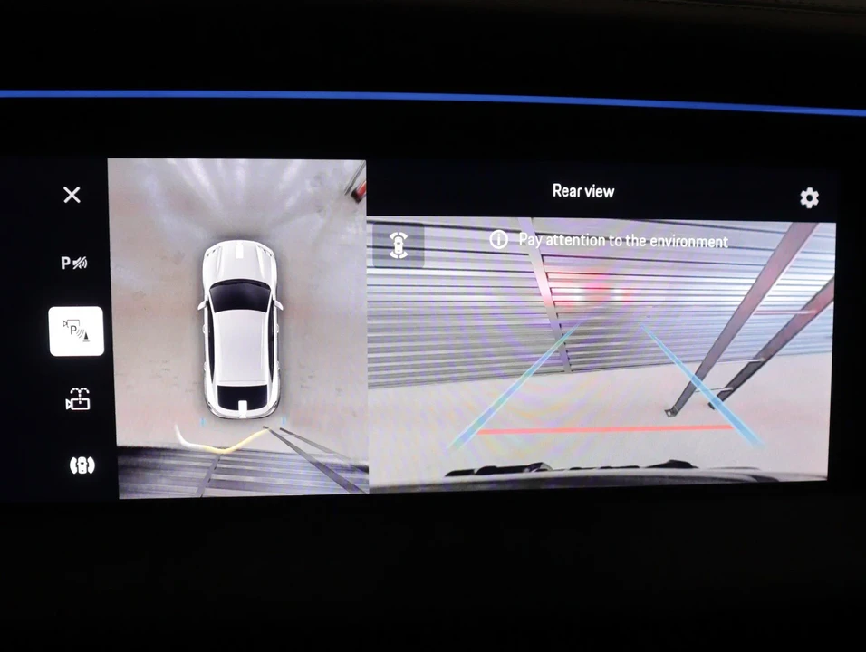 2025 Porsche Macan Electric - Image 16 of 27