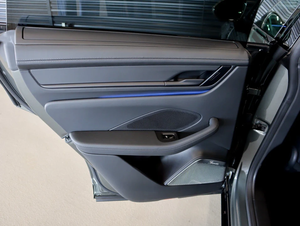 2025 Porsche Macan Electric - Image 21 of 27