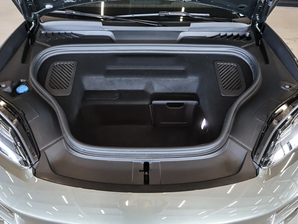 2025 Porsche Macan Electric - Image 23 of 27