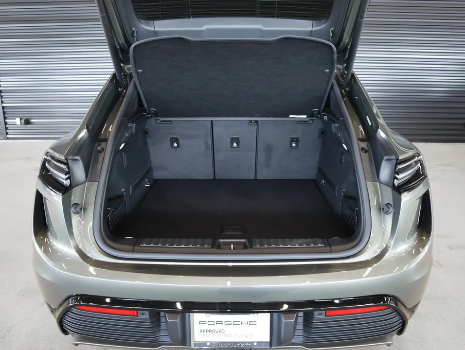 2025 Porsche Macan Electric - Image 22 of 27