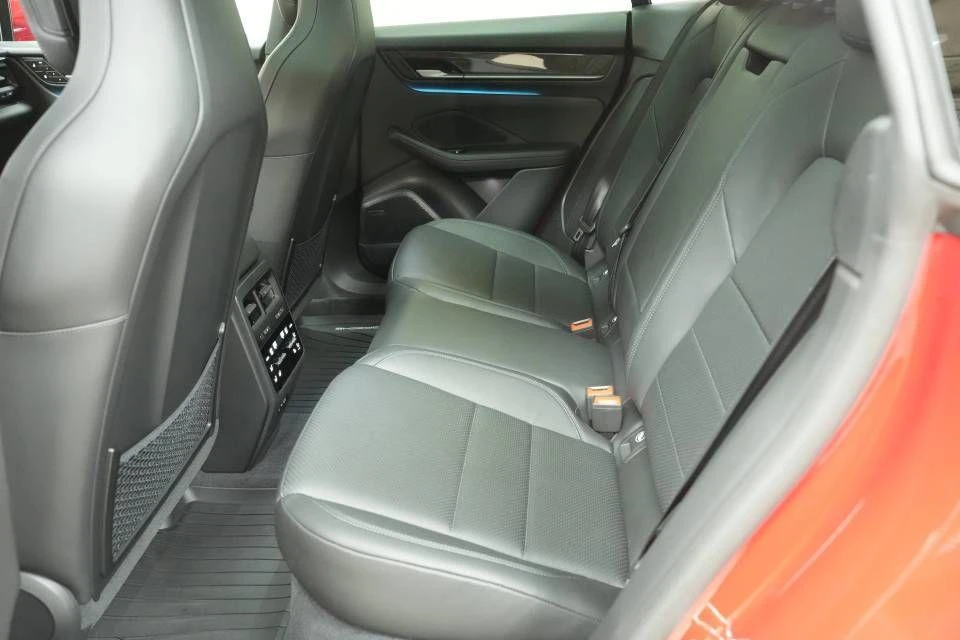 2026 Porsche Macan Electric - Image 27 of 31