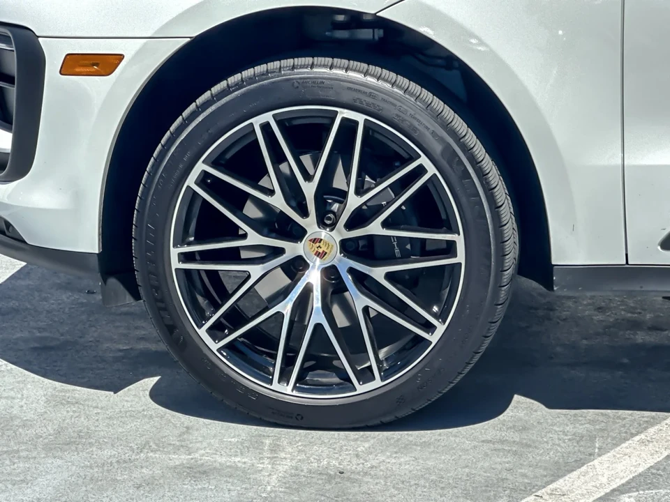 2026 Porsche Macan - Image 26 of 29