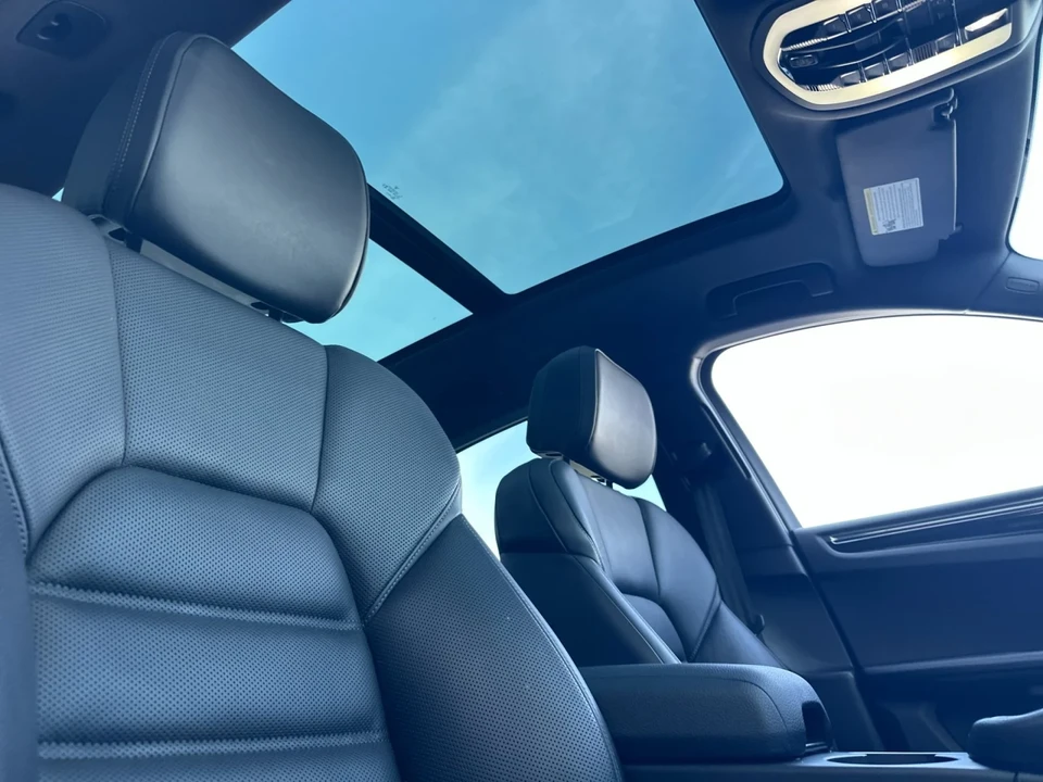 2026 Porsche Macan - Image 17 of 29
