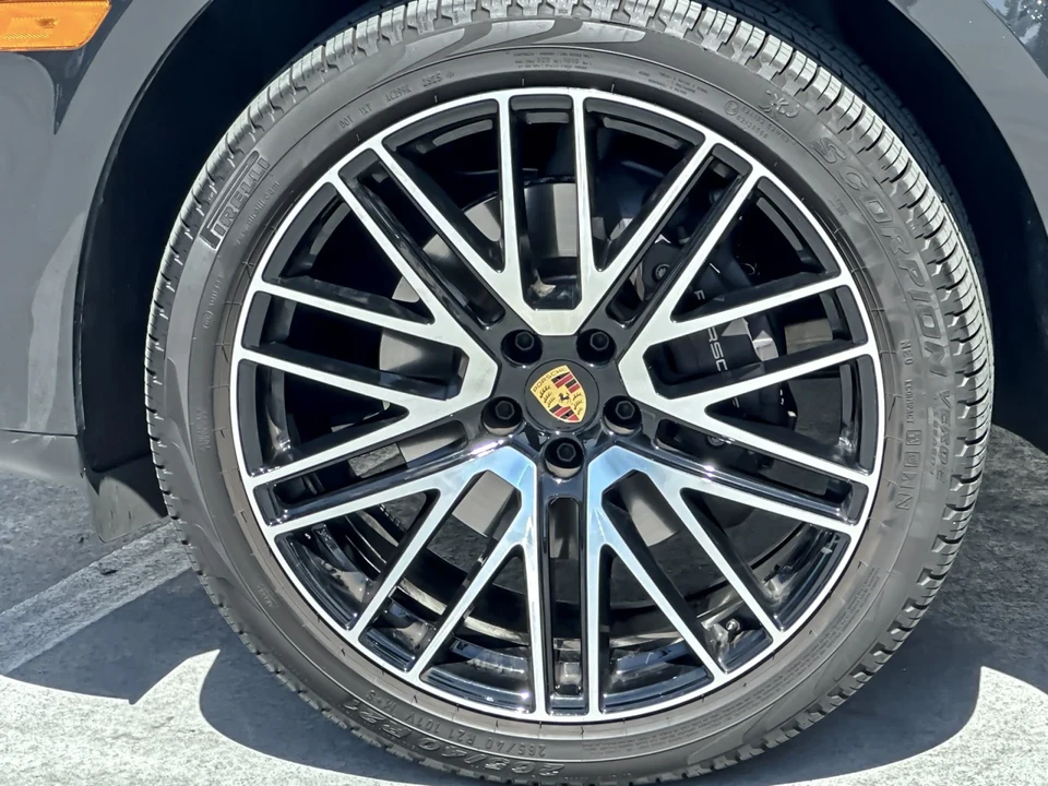 2026 Porsche Macan - Image 26 of 29