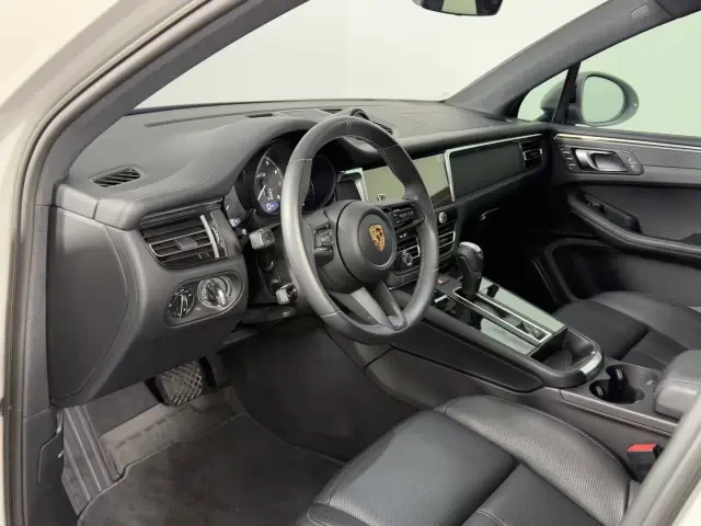 2025 Porsche Macan GTS - Image 4 of 9