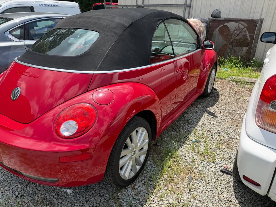 2009 Volkswagen New Beetle - Image 2 of 6