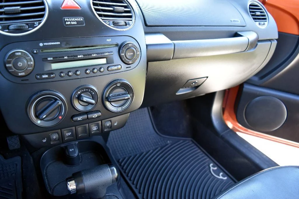 2010 Volkswagen New Beetle - Image 10 of 14