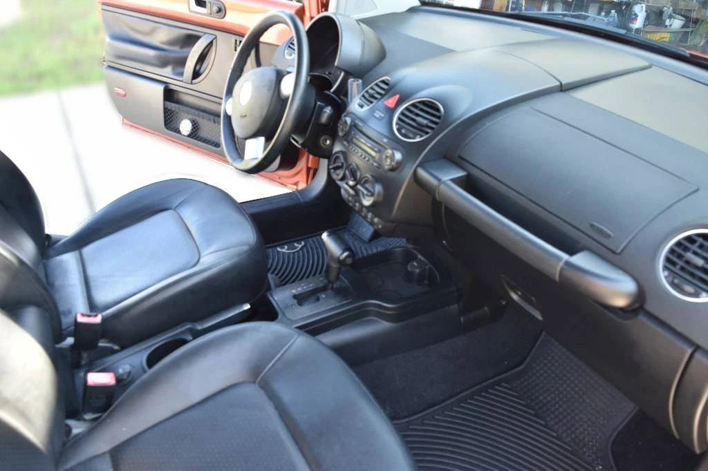 2010 Volkswagen New Beetle - Image 13 of 14