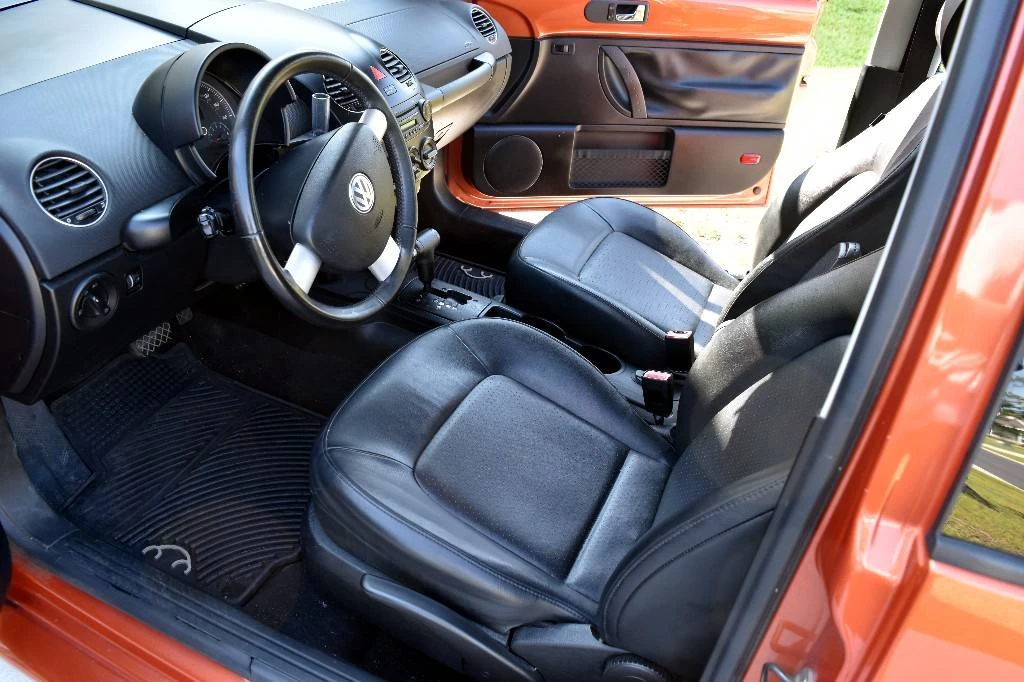2010 Volkswagen New Beetle - Image 9 of 14