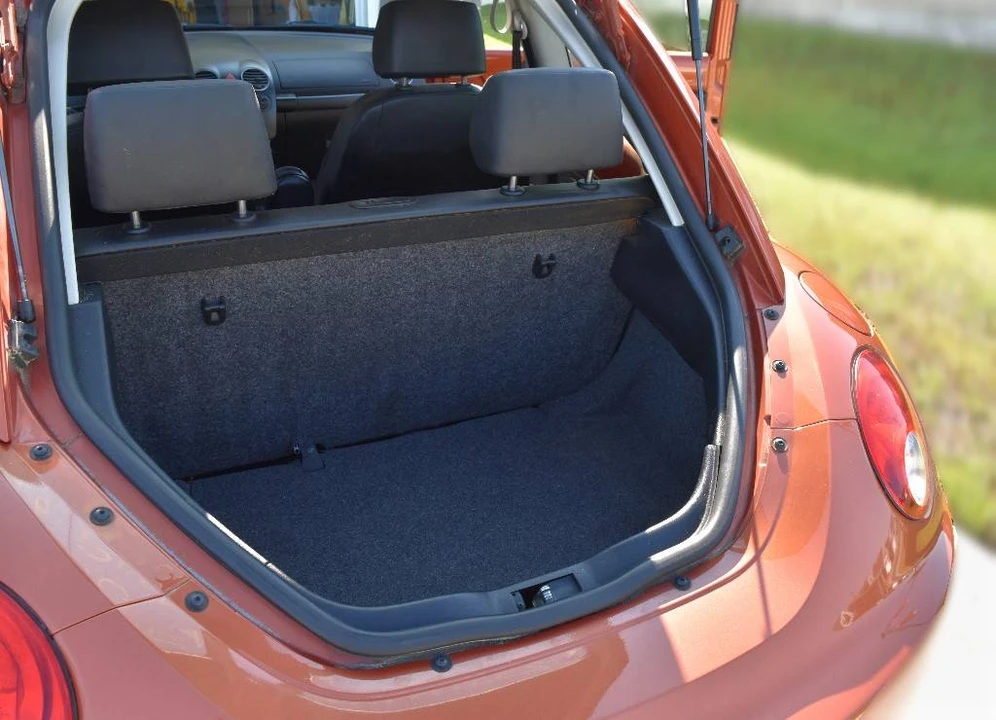 2010 Volkswagen New Beetle - Image 8 of 14