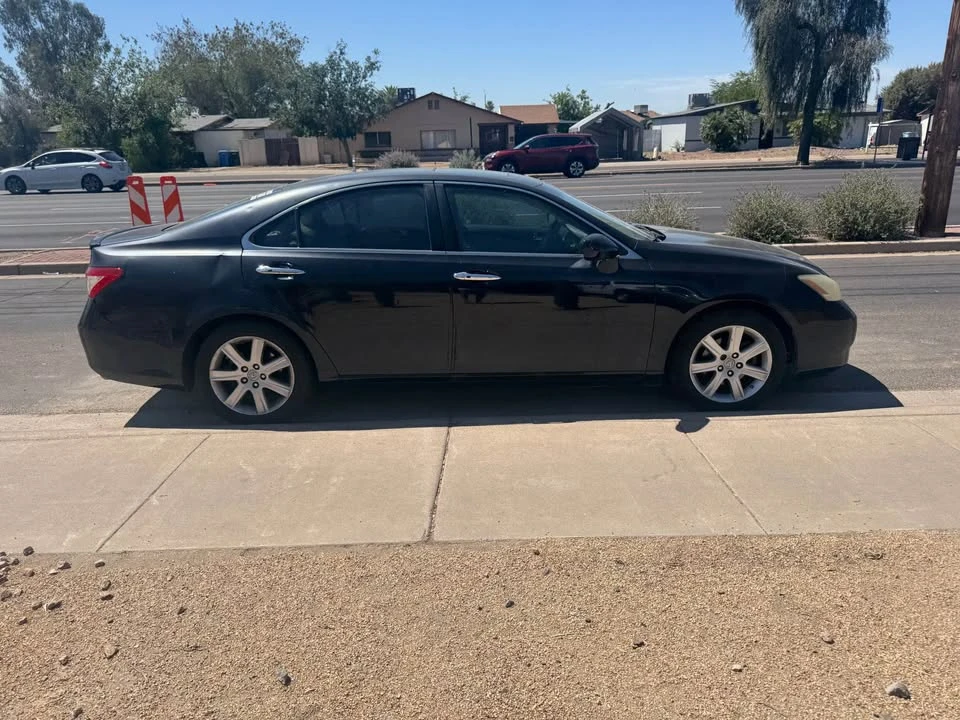 Lexus - Image 2 of 2