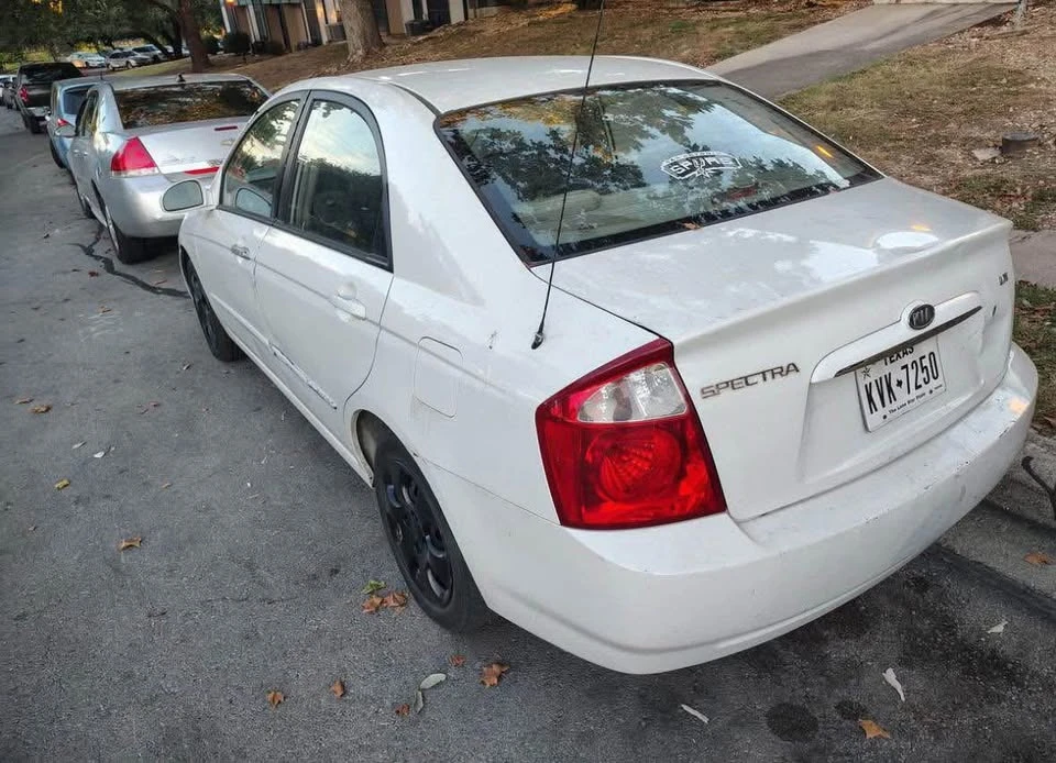 Kia Spectra - Image 4 of 8