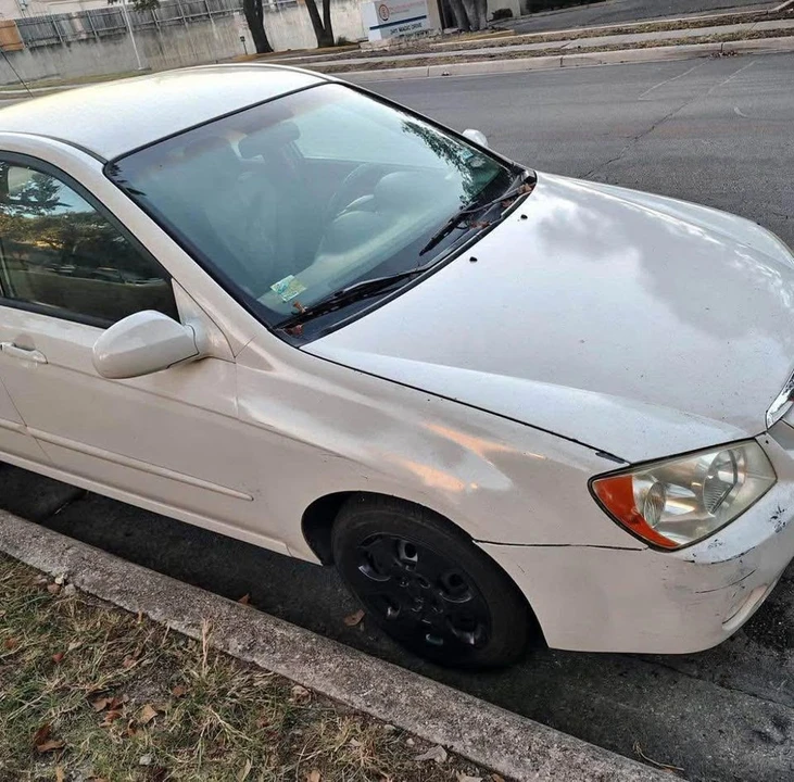 Kia Spectra - Image 3 of 8