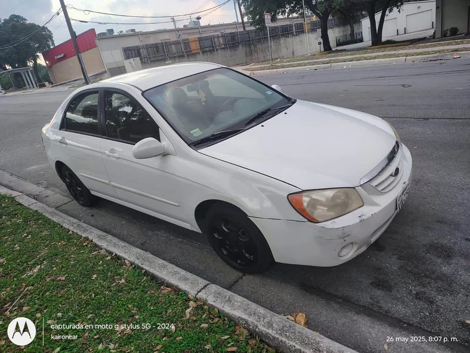 Kia Spectra - Image 6 of 8