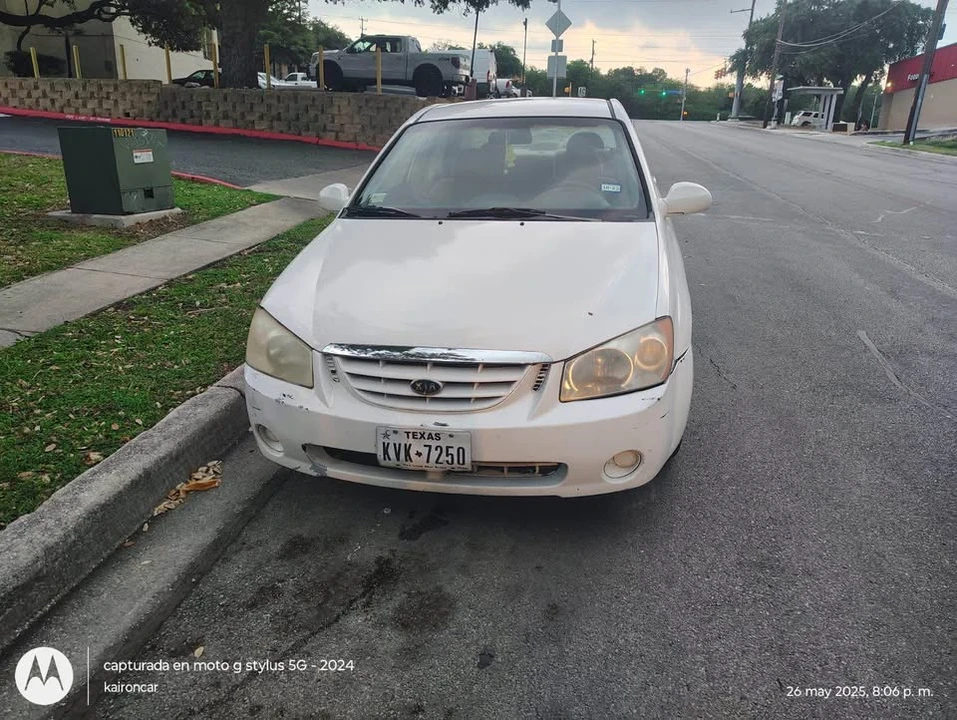 Kia Spectra - Image 7 of 8
