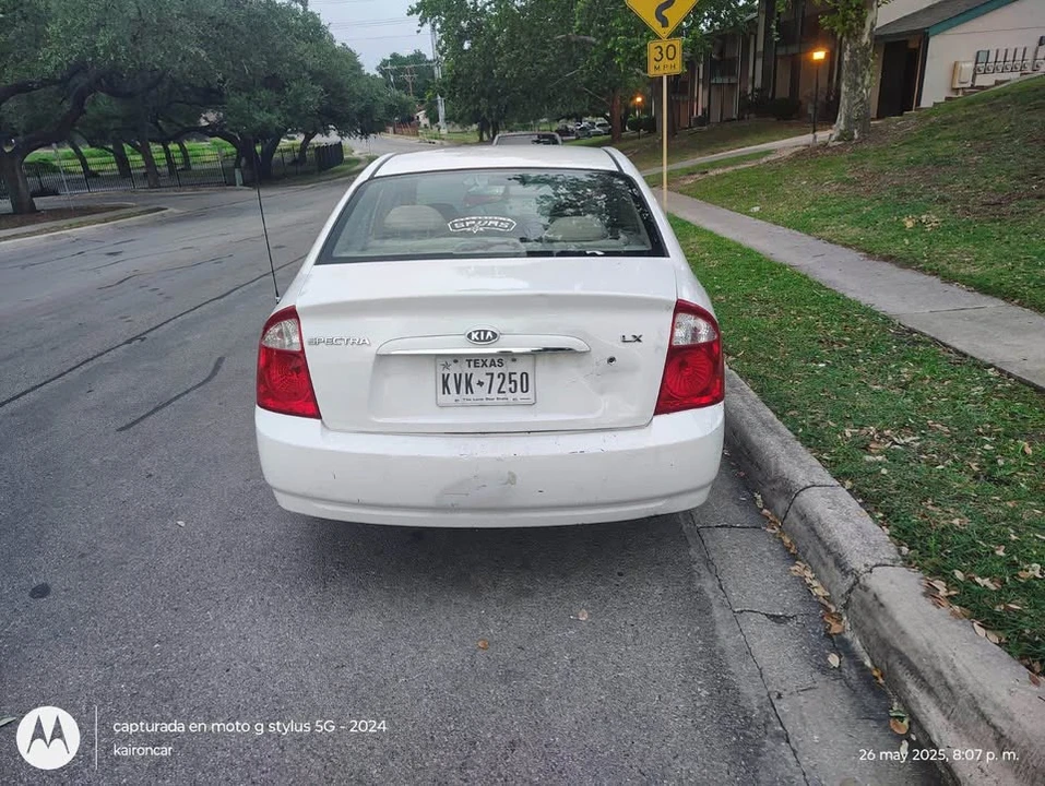 Kia Spectra - Image 5 of 8