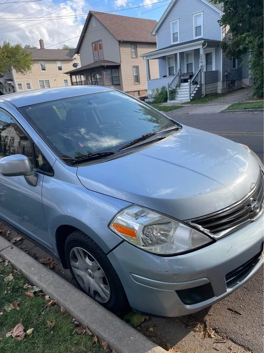 Nissan Versa - Image 6 of 9