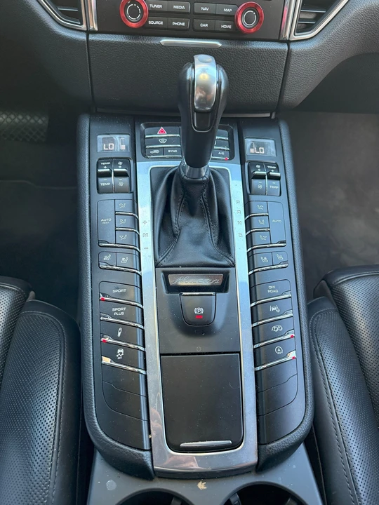 2018 Porsche Macan Turbo - Image 16 of 21