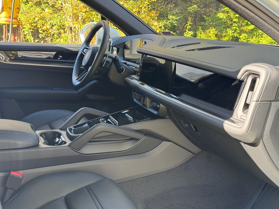 2025 Porsche 9Y0/9Y3 Cayenne - Image 2 of 11